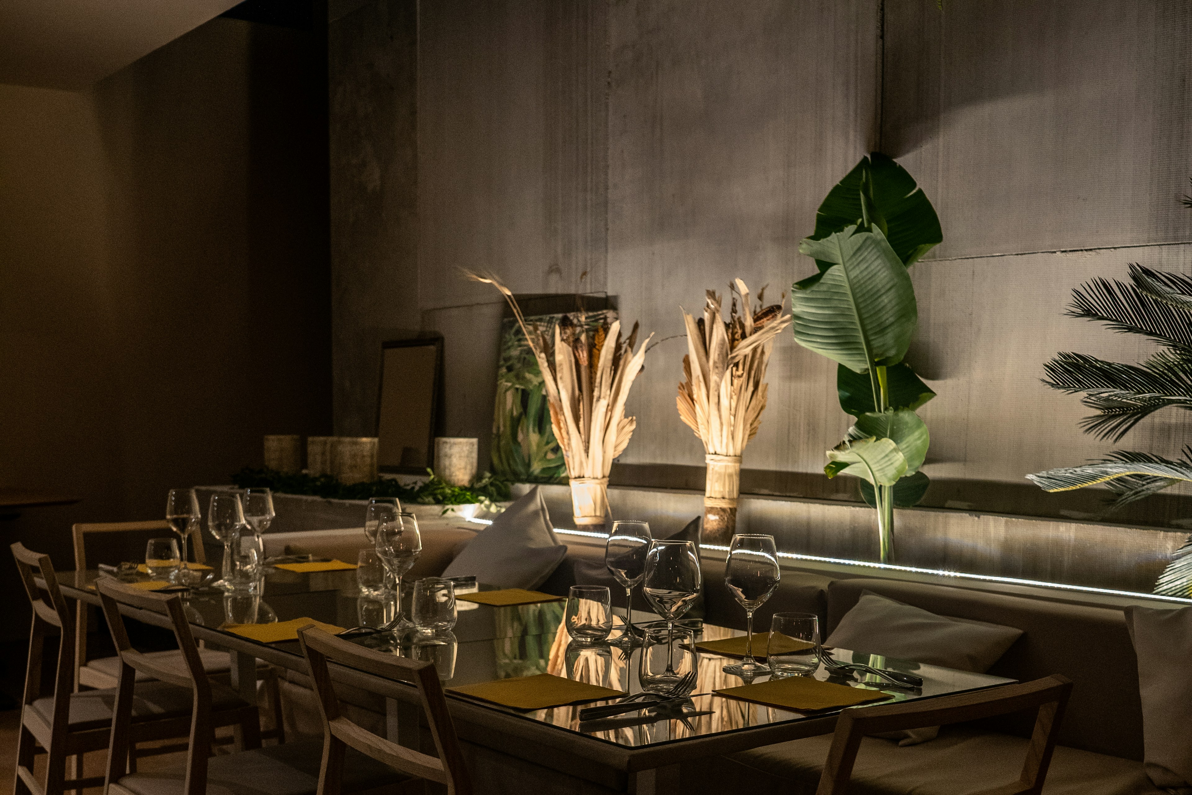 Masă pregătită și lumină caldă pentru o seară la restaurant
