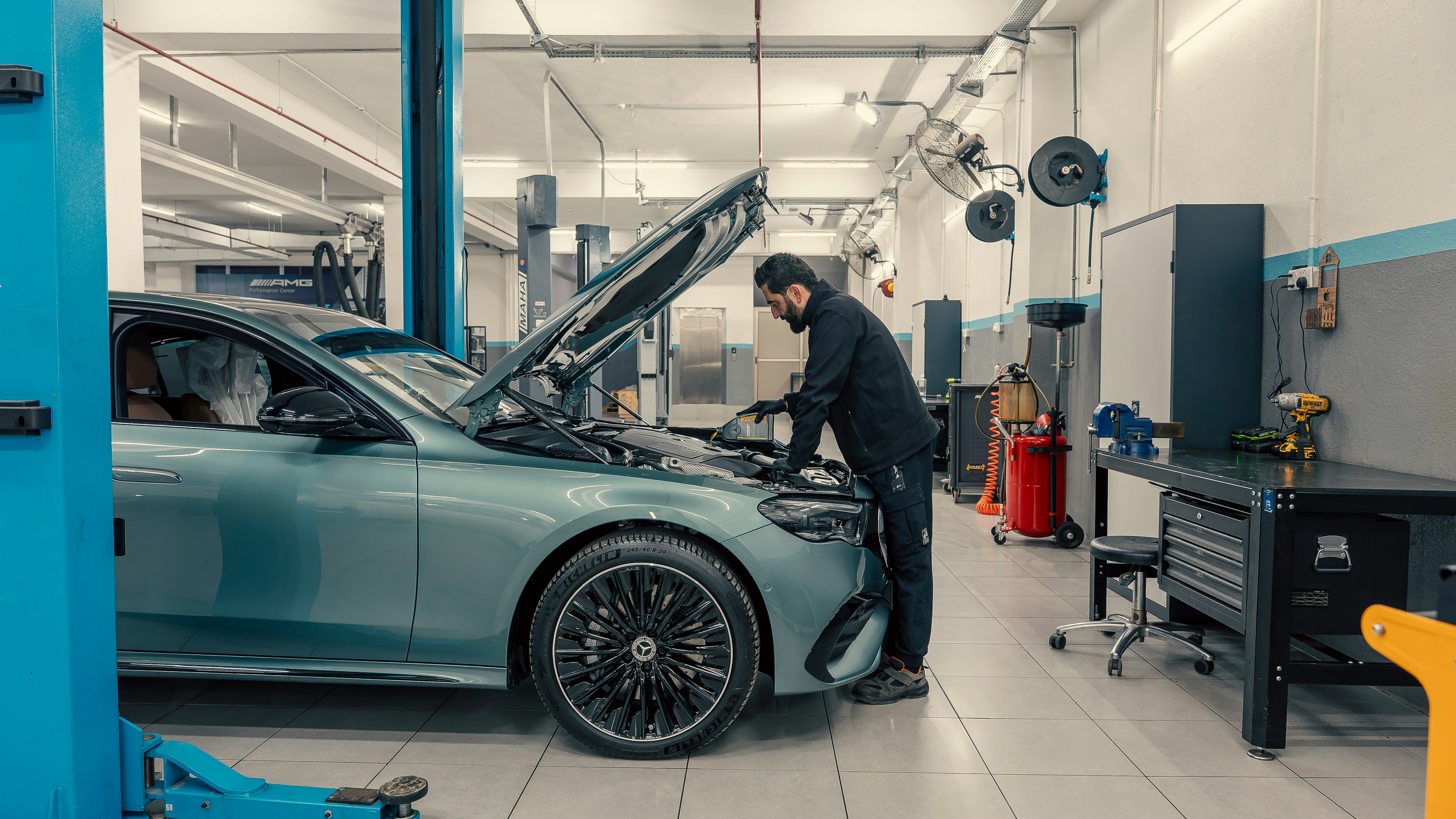 Automobil cu capota ridicată, în timpul unei verificări în atelier